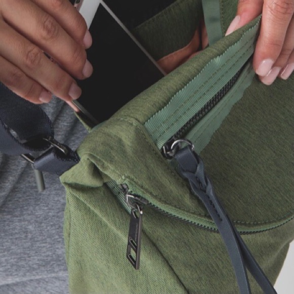 Lululemon Festival ii bag. Rarely used. - Picture 6 of 7